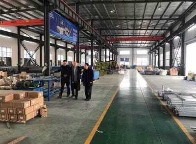 中國中小商業企業協會副會長薛美華率隊考察江蘇萬威電氣